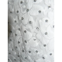 Elegancka bluzka zdobiona gęstą koronką i brokatem - biała